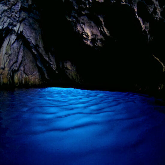 Baia del Buon Dormire e Grotta Azzurra - Grotta Azzurra electric blue water - BBOfItaly.it