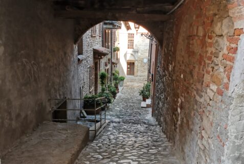 Castell'Arquato - Historic alleys 02 - BBOfItaly