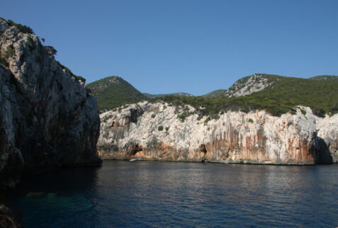 Ogliastra and Grotta del Fico - Sheer cliffs 01 - BBOfItaly