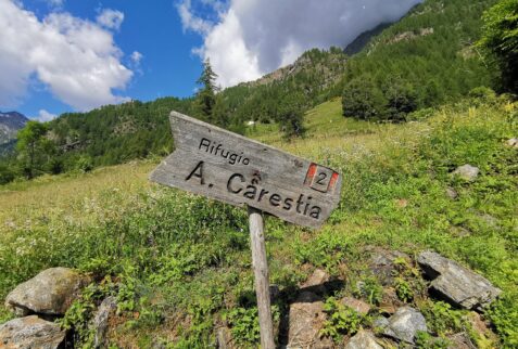 Rifugio Abate Carestia - Crossroad of the path - BBOfItaly.it