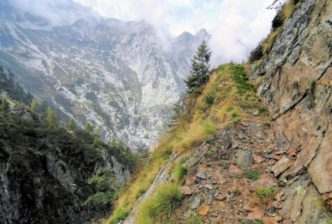 The narrow path that allows you to get the higher lands of val Soè