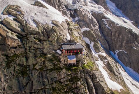 Rifugio Gabriele Boccalatte - The shelter is located on a spur on the flank of Planpincieux glacier