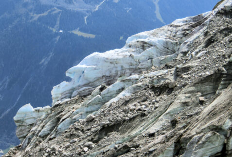 Rifugio Gabriele Boccalatte - The glacier that is on the side of the path to the shelter
