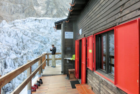 Rifugio Gabriele Boccalatte - From the balcony of the shelter Boccalatte you can have a breathtaking view on the Planpincieux glacier