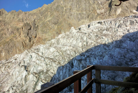 Rifugio Gabriele Boccalatte - Resting on the balcony of the shelter the noise of the glacier movements can be clearly heard