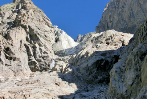 Rifugio Gabriele Boccalatte - Going up to the shelter the face of a glacier is above the path