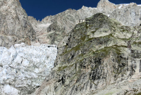 Rifugio Gabriele Boccalatte - Bounding towards the spur where the shelter is located