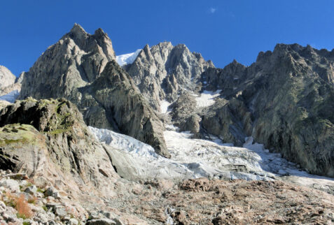 Rifugio Gabriele Boccalatte - The landscape seen walking on the path and rocks to get the shelter