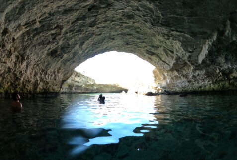 Grotta della Poesia - Puglia. The natural tunnel that links the Grotta della Poesia with its smaller twin