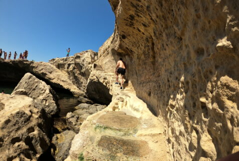 Grotta della Poesia - Puglia. The easy path that goes on the reef top