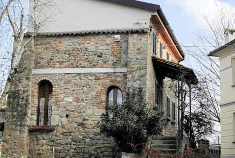 Fortunago - An old house completely restored characterized with windows of Middle Ages period