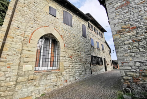 Fortunago - An old house from Malaspina period with a typical shaped window