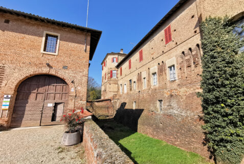 Sartirana Lomellina - There is a moat around the castle