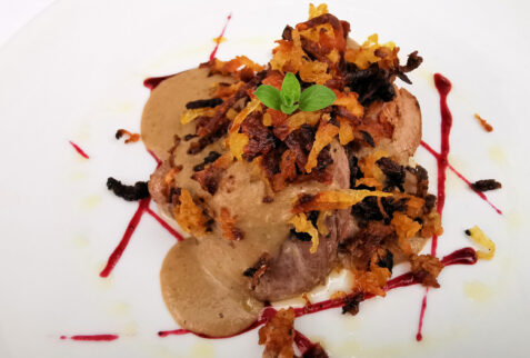 Bobbio - Ristorante Nobile - Filetto di maialino lardellato con pancetta cotta Giovanna, salsa ai funghi porcini e chips di patate