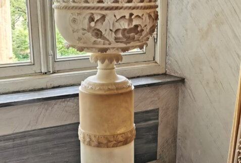 Castello Ducale di Agliè – vase done with precious materials.