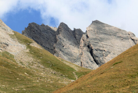 Rifugio Frassati – peaks particularly shaped going up in Comba de Merdeux