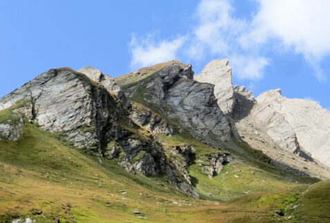 Rifugio Frassati - peaks particularly shaped going up in Comba de Merdeux