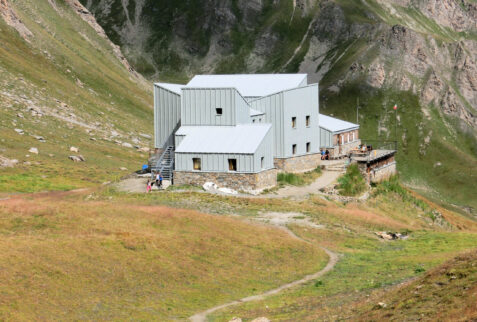 Rifugio Frassati – the unconventional shape of Rifugio Frassati