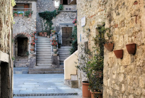 Capalbio – entering in Piazza Magenta