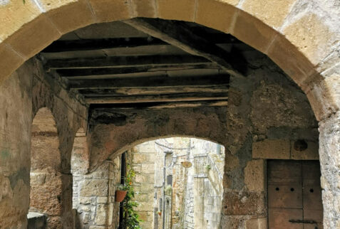 Sorano – porch to get in ghetto and a little sign telling “Via del ghetto” (ghetto alley)