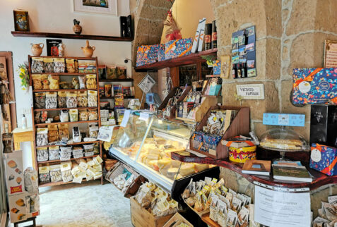 Sorano – the inside part of “La cantina dei sapori” shop, where any kind of local food and wine is present and among them also the Sfratto sweet