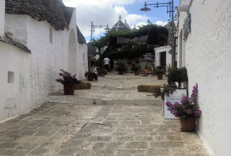 Alberobello – glimpse on alley