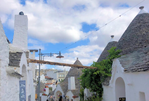 Alberobello – glimpse on alley