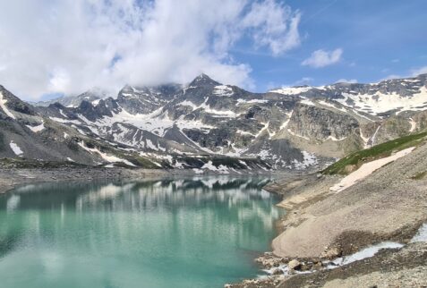 Serrù Lake, the initial dam you will see