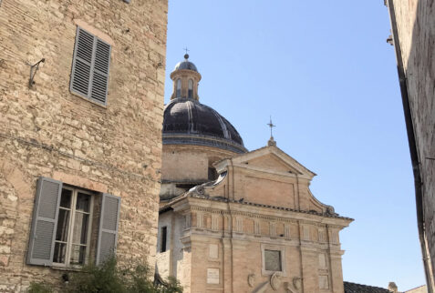 Assisi - glimpse on Chiesa Nuova