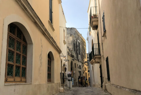 Otranto – glimpse on an alley