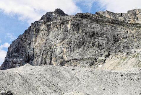 Val di Rhemes – face of Granta Parey and tons of gravel, stones and boulders left by the shrinkage of the glacier
