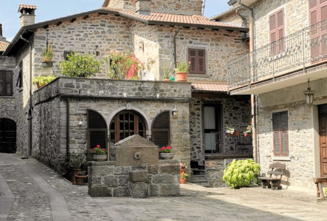 Montereggio – the major square of the hamlet