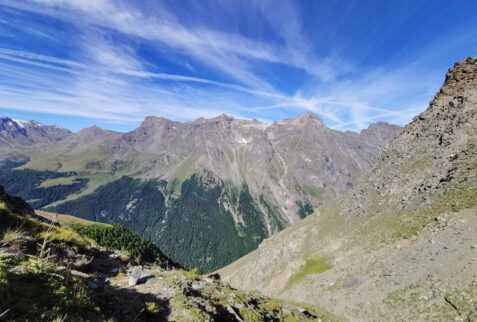 Colle di Belleface – going up through the path you can see the watershed that divides the Valsavarenche with Val di Rhemes