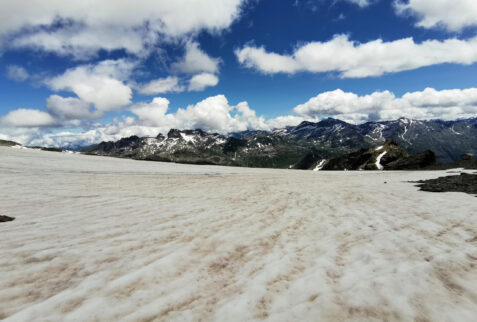 Val Loga – big snow fields still present on the path