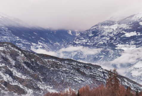 Valle d’Aosta by snowshoes – valley surrounded by clouds