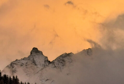 Valle d’Aosta by snowshoes – Grand Nomenon in a flaming sky