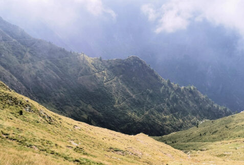 Monte Rotondo – hairpins of the path that climbs from Val Fraina, seen from Bocchetta di Stavello