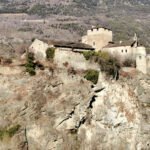 Castello di Sarriod de La Tour – the castle hanging on the rim of the cliff