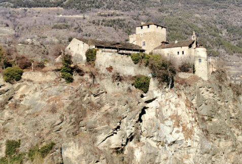 Castello di Sarriod de La Tour – the castle hanging on the rim of the cliff