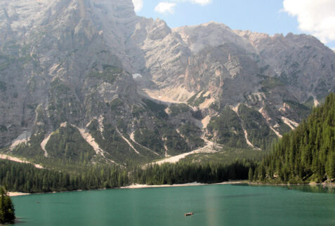 Lago di Braies Lago di Carezza – a glimpse on Lago di Braies