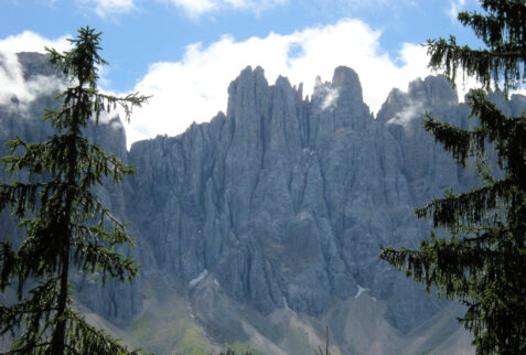 Lago di Braies Lago di Carezza – Latemar massif