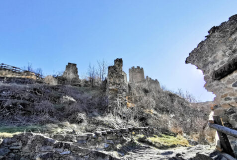 Chatel Argent Valle d’Aosta – view of the castle going up through the Rampa path