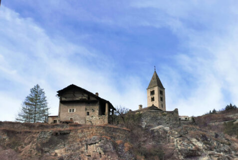 Chatel Argent Valle d’Aosta – Chiesa di Santa Maria seen from the foot of rocky hill