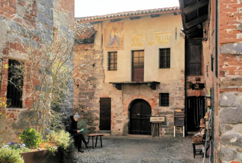 Ricetto di Candelo Piemonte – a small square at Ricetto di Candelo