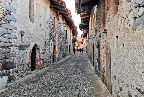 Ricetto di Candelo Piemonte – still original paving of alleys with round stone