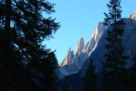 Rifugio Locatelli Dolomiti – first rocky towers are visible going up in Val Fiscalina