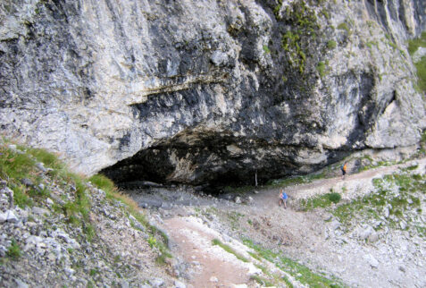 Rifugio Vicenza Valgardena – along the path a huge cave