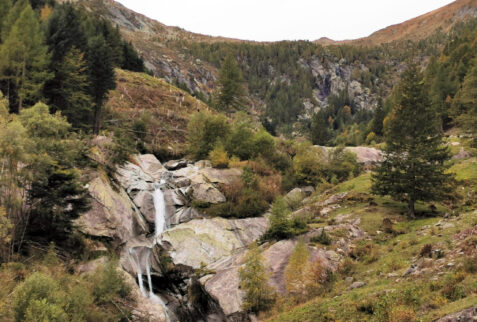 Val Pilotera – the first wall of the valley. Path climbs the right hand side of the wall