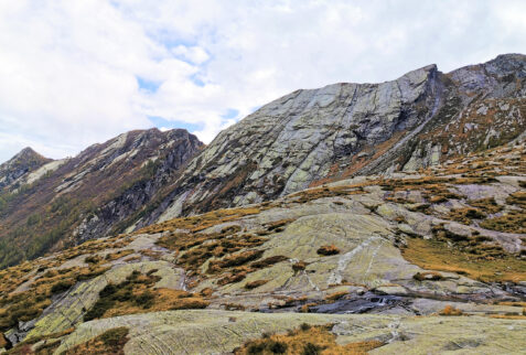 Val Pilotera – rocks smoothed by the ancient glacier seen from Lavorerio bivouac