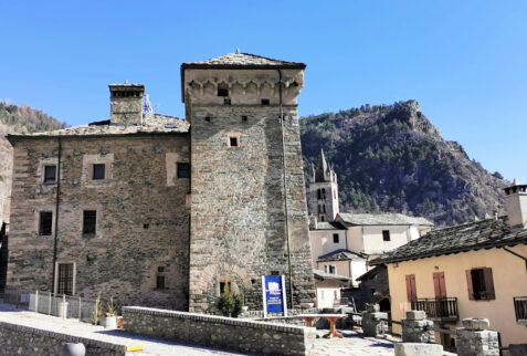 Avise Valle d’Aosta – at the entrance of the hamlet you can admire the fantastic Castello di Avise